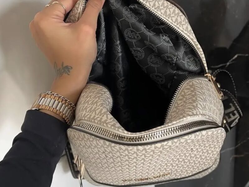 Жіночий рюкзак Michael Kors Backpack Beige з принтом MK і золотистою фурнітурою S142 Код: S142