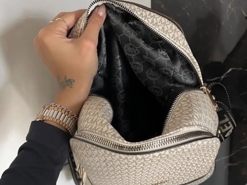 Жіночий рюкзак бренд Michael Kors Backpack Beige з принтом MK і золотавою фурнітурою S142 Код: S142