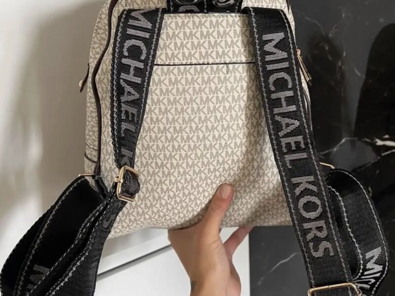 Жіночий рюкзак Michael Kors Backpack Beige з принтом MK і золотистою фурнітурою S142 Код: S142