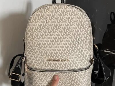 Жіночий рюкзак Michael Kors Backpack Beige з принтом MK і золотистою фурнітурою S142 Код: S142