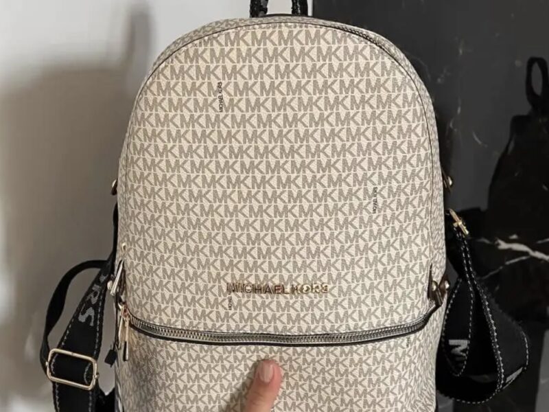 Жіночий рюкзак Michael Kors Backpack Beige з принтом MK і золотистою фурнітурою S142 Код: S142