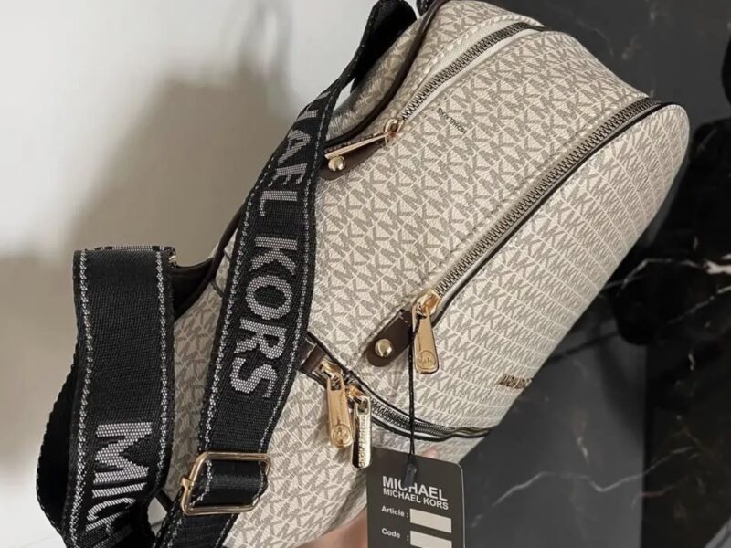 Жіночий рюкзак бренд Michael Kors Backpack Beige з принтом MK і золотавою фурнітурою S142 Код: S142
