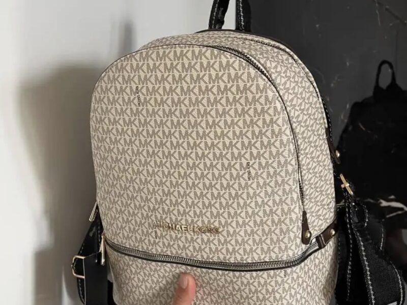 Жіночий рюкзак бренд Michael Kors Backpack Beige з принтом MK і золотавою фурнітурою S142 Код: S142