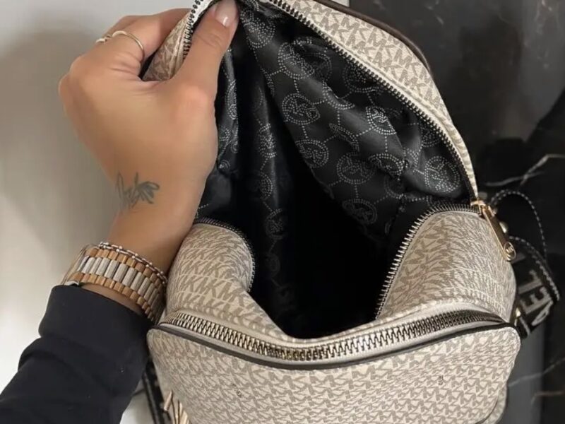 Жіночий рюкзак Michael Kors Backpack Beige з принтом MK і золотистою фурнітурою S142 Код: S142