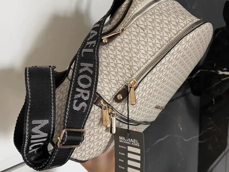 Жіночий рюкзак Michael Kors Backpack Beige з принтом MK і золотистою фурнітурою S142 Код: S142
