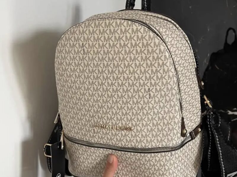 Жіночий рюкзак Michael Kors Backpack Beige з принтом MK і золотистою фурнітурою S142 Код: S142