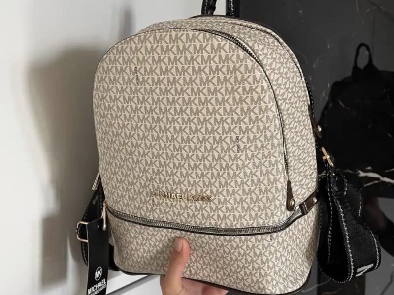 Жіночий рюкзак Michael Kors Backpack Beige з принтом MK і золотистою фурнітурою S142 Код: S142