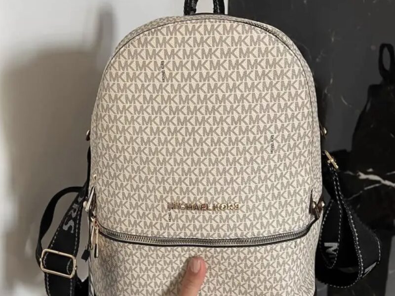 Жіночий рюкзак Michael Kors Backpack Beige з принтом MK і золотистою фурнітурою S142 Код: S142