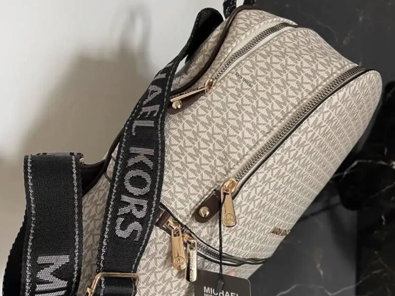 Жіночий рюкзак Michael Kors Backpack Beige з принтом MK і золотистою фурнітурою S142 Код: S142